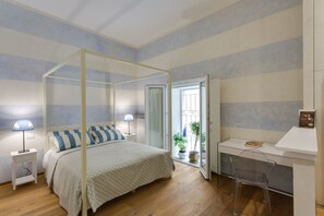 4 slaapkamers, een strijkplank/strijkijzer, wifi