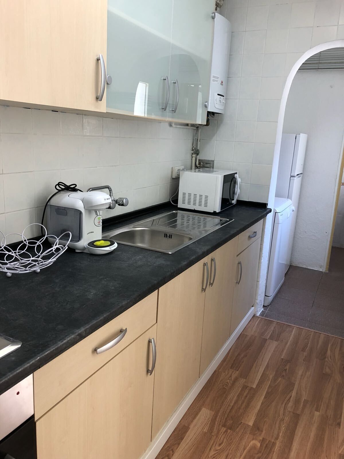 Een koelkast, een microgolfoven, een oven, een vaatwasser