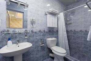Standard Twin Room, Private Bathroom | Bathroom amenities | Towels