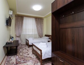 Standard-Zweibettzimmer, Gemeinschaftsbad | Schallisolierte Zimmer, kostenloses WLAN, Bettwäsche