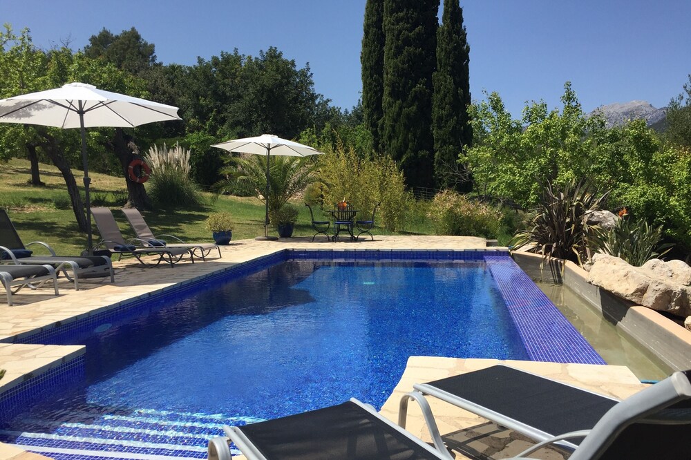 Luxury secluded Villa with Infinity Pool 20 minutes from beaches
