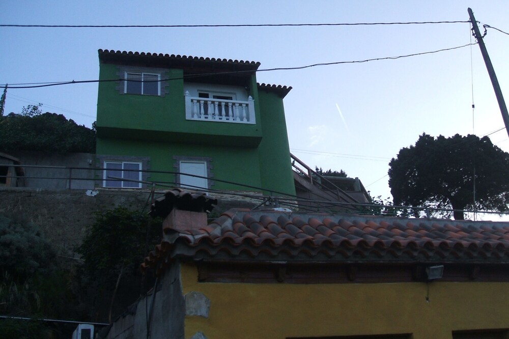Casa el Hagar---rodeada de Sabinas viñedos..con vistas al mar y la montaña