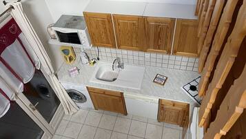 Een koelkast, een magnetron, een oven, een kookplaat