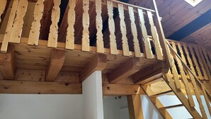 A wooden balcony with a sloped ceiling and a skylight. - Chalet - CHANTEMERLE (Saint-Chaffrey)