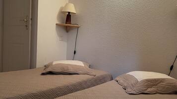 2 slaapkamers, een strijkplank/strijkijzer, gratis wifi, beddengoed