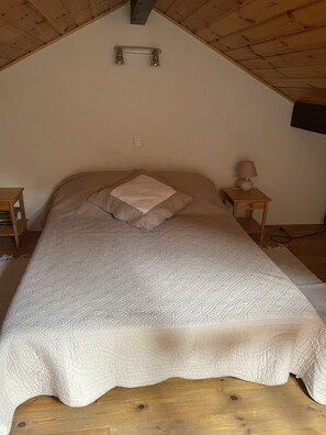 2 bedrooms, iron/ironing board, free WiFi, bed sheets