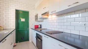 Refrigerador, microondas, horno y utensilios de cocina