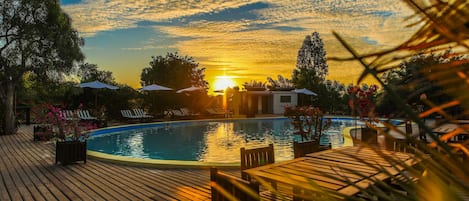 Piscine extérieure, parasols de plage, chaises longues