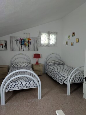 2 bedrooms, iron/ironing board, cots/infant beds, free WiFi