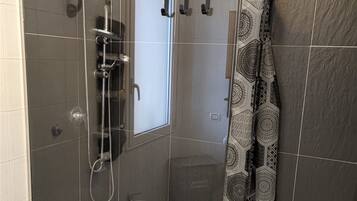 Dusche, Haartrockner, Bidet, Handtücher
