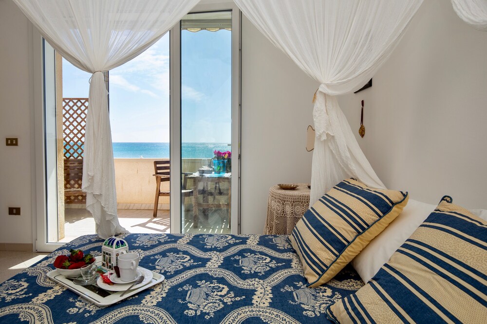 Unforgettable sunrises and spectacular sunsets in a house of new renovation on the sea