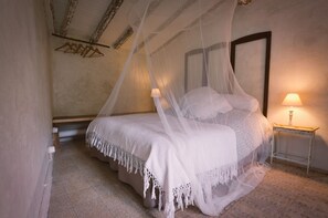 3 bedrooms, WiFi, bed sheets - House with a view of olive trees, walnuts and laurels. (Casoli)