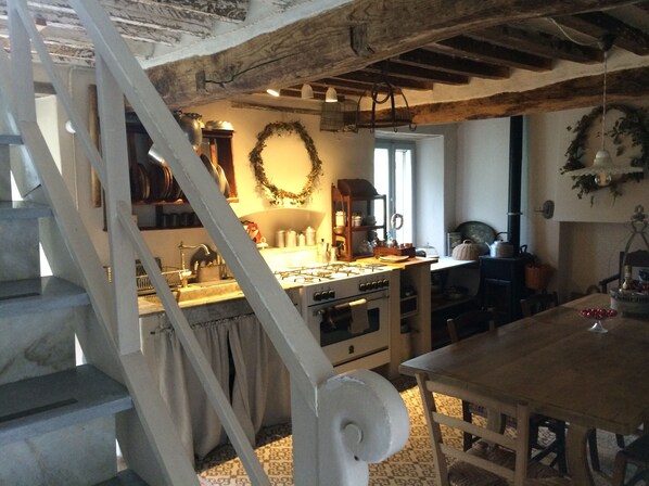 Kühlschrank, Ofen, Herdplatte, Wasserkocher mit Kaffee-/Teezubehör