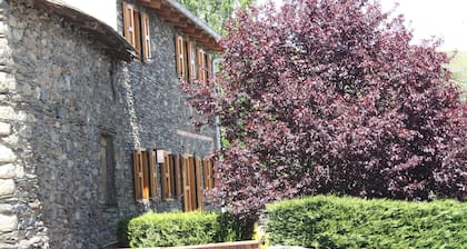 Casa unifamiliar en el Valle de La Cerdanya, con jardín privado. 