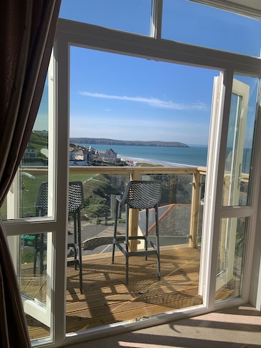 Haus mit Blick auf den Strand und auf die Insel Lundy