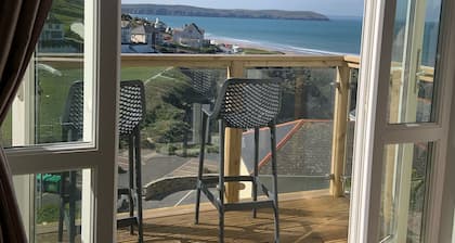 House above the beach sleeps 4 with private parking