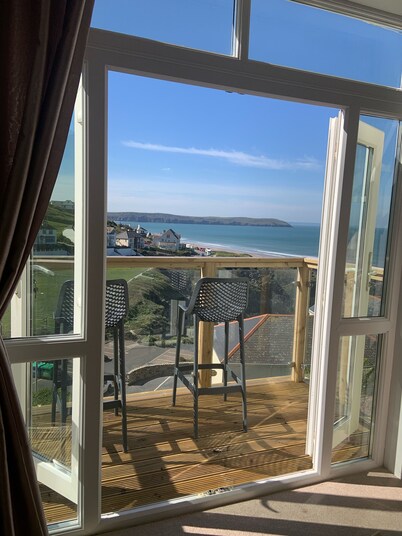 House above the beach sleeps 4 with private parking