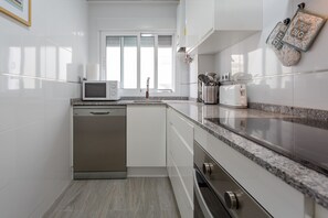 Réfrigérateur, micro-ondes, four, lave-vaisselle