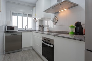 Frigorífico, microondas, horno y lavavajillas