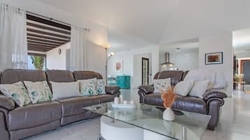 Fernseher, Tischtennisplatte