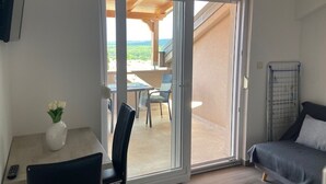 A room with a sliding glass door leading to an outdoor area with a table and chairs. - Apartment in Punat with Seaview, Terrace, Air condition, WIFI (4534-2) (Punat)