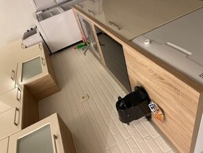 Kylskåp, mikrovågsugn, spishäll och diskmaskin