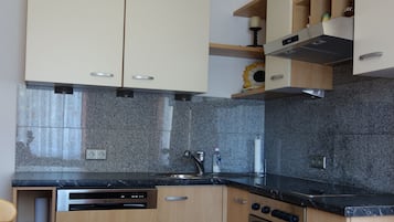 Refrigerador, microondas, horno, placa de cocina