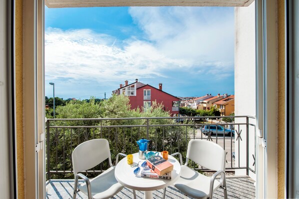 Apartment, 2 Schlafzimmer, Balkon (A4) | Blick auf die Straße