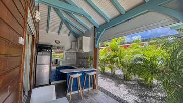 Refrigerador, microondas, placa de cocina, cafetera/tetera