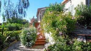 Eine Steintreppe führt zu einem Gebäude mit einem Garten.