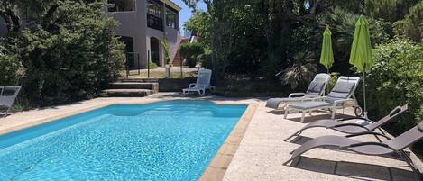 Una piscina al aire libre