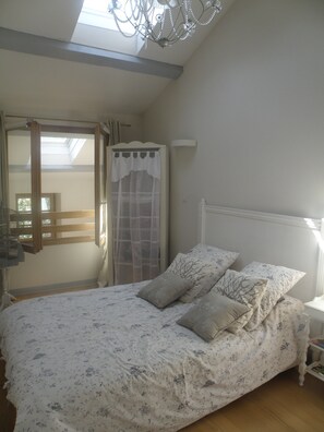 4 bedrooms, iron/ironing board, free WiFi