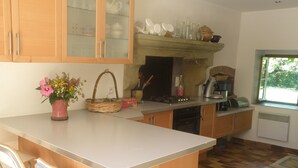 Una cucina con mobili in legno, un'isola centrale e una finestra con vista.