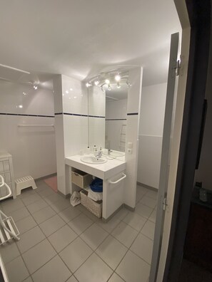 Baignoire, séchoir à cheveux