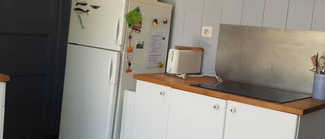 Jääkaappi, mikroaaltouuni, uuni, liesi