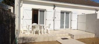 Cottage by the beach for 4 people, pets on request