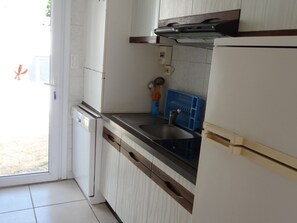 Kylskåp, mikrovågsugn, ugn och spishäll