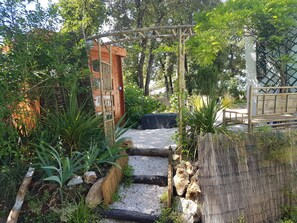 المنطقة المحيطة بالمنشأة