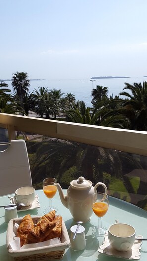 Outdoor dining - 1-minute walk to the beach, superb sea view, private parking, terrace. (Cannes)