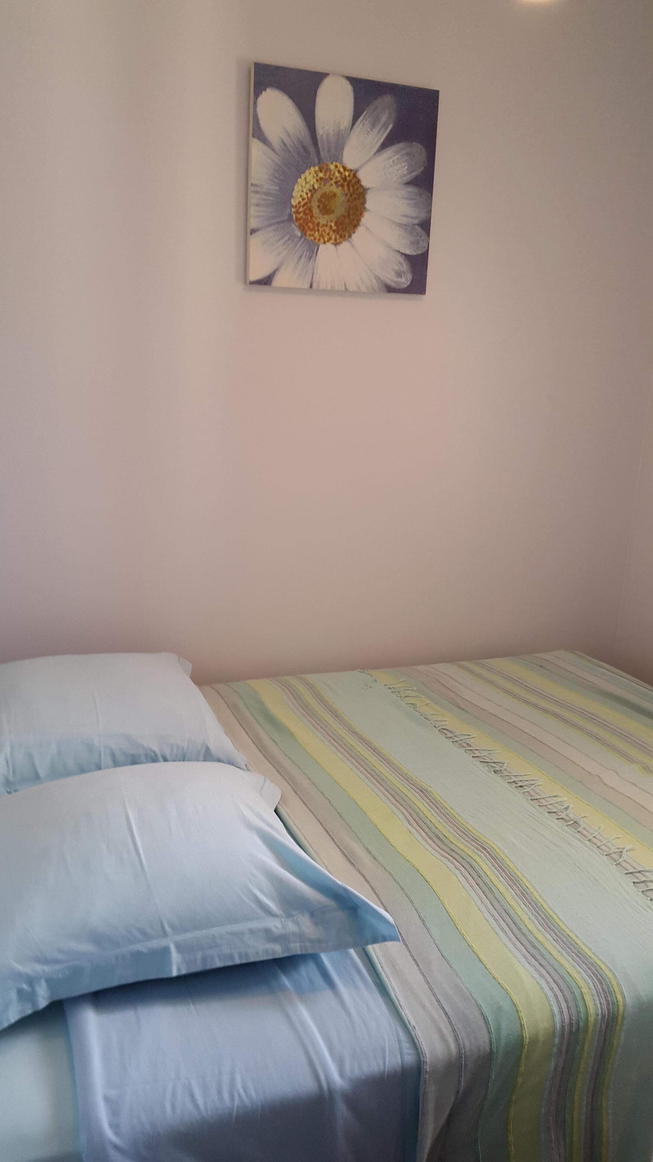 1 slaapkamer, een strijkplank/strijkijzer, reisbedje, gratis wifi
