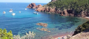 1-minute walk to the beach, superb sea view, private parking, terrace. 