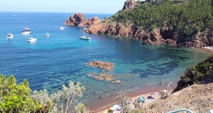 La plage Ă 1 minute Ă pied, superbe
vue mer,parking privé, terrasse.