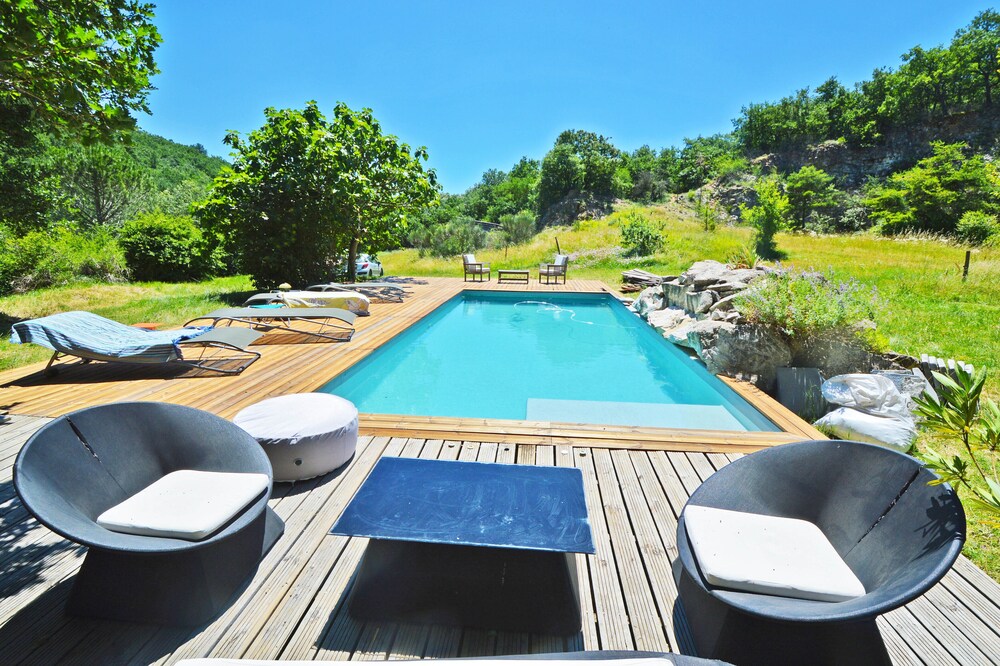 Villa dans les bois 6 chbres 12/15 pers jacuzzi hammam piscine privée chauffée
