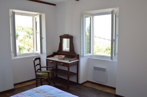 3 chambres, coffres-forts dans les chambres, fer et planche à repasser