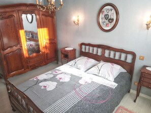 4 bedrooms, iron/ironing board, internet