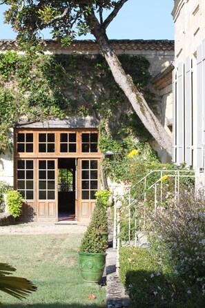 Exterior detail - Former wine warehouse, 18th century, Aquitaine, Périgord. For 2 to 12, pool-park (Ginestet)