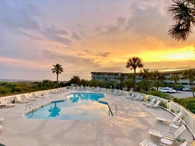 Great Oceanfront, 1st Floor Condo! Pool & Fishing Pier! In the Heart of IOP!