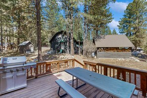Outdoor dining - Large private home with wood stove & fireplace - near McCall & lake (McCall)