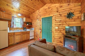 Coffee/tea maker, fridge, microwave, oven - Blue Rose Cabins - Cozy Cabin (Logan)