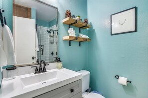 Sèche-cheveux, serviettes fournies, papier toilette